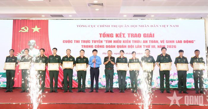  Thượng tướng Lê Quang Minh và đồng chí Nguyễn Xuân Hùng trao Bằng khen tặng các tập thể có thành tích tiêu biểu trong tham gia Cuộc thi.