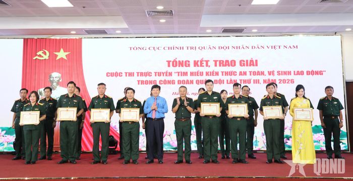 Thượng tướng Lê Quang Minh và đồng chí Nguyễn Xuân Hùng trao Bằng khen tặng các tập thể, cá nhân có thành tích tiêu biểu trong phục vụ Cuộc thi.