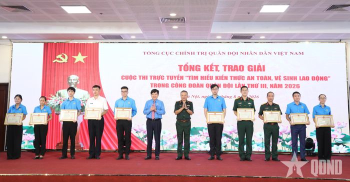   Thượng tướng Lê Quang Minh và đồng chí Nguyễn Xuân Hùng trao Bằng khen tặng các cá nhân đạt giải Xuất sắc, Nhất, Nhì.  
