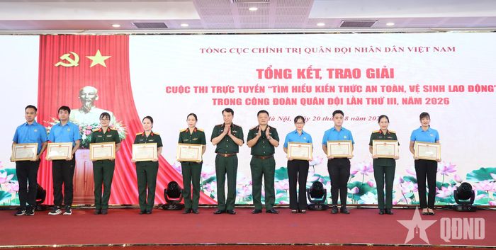  Thiếu tướng Vũ Văn Cường, Phó chính ủy Tổng cục Hậu cần - Kỹ thuật và Thiếu tướng Nguyễn Đức Tăng, Phó chính ủy Tổng cục Công nghiệp Quốc phòng trao Bằng khen tặng các cá nhân đạt giải Ba.   