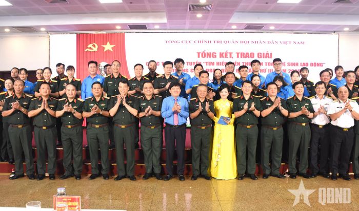 Thượng tướng Lê Quang Minh và các đại biểu cùng các thí sinh đạt giải Cuộc thi. 