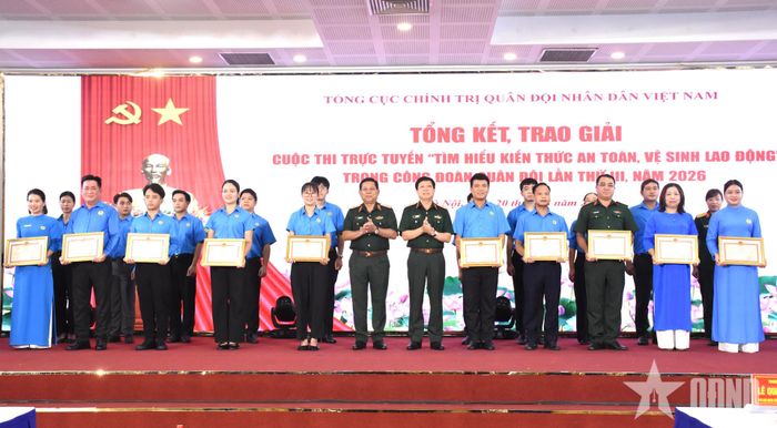Thiếu tướng Lê Văn Trung, Phó chính ủy Quân khu 4 và Thiếu tướng Quách Văn Nhỏ, Phó tư lệnh Quân khu 9 trao Bằng khen tặng các cá nhân đạt giải Khuyến khích.  