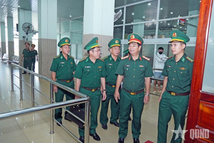 Trung tướng Trương Mạnh Dũng cùng đoàn công tác thăm, kiểm tra khu vực làm việc tại cửa khẩu của cán bộ, chiến sĩ Đồn Biên phòng Cửa khẩu Quốc tế Mộc Bài.