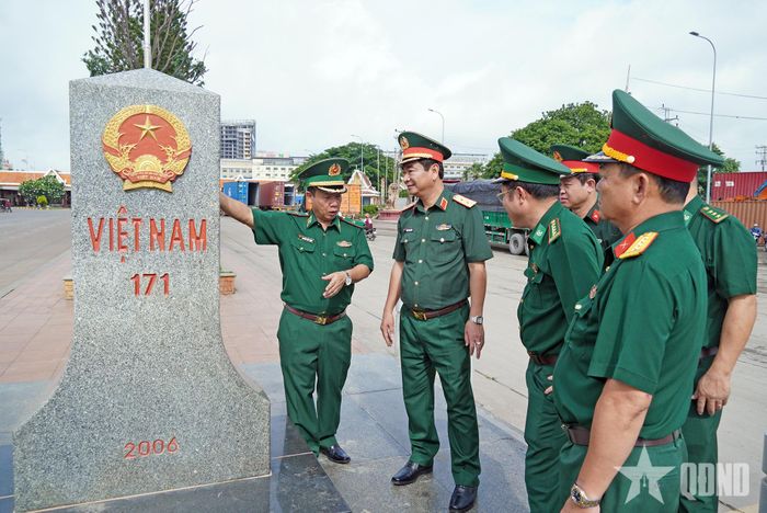 Đồng chí Phó tổng Tham mưu trưởng cùng đoàn công tác thăm Cột mốc 171.