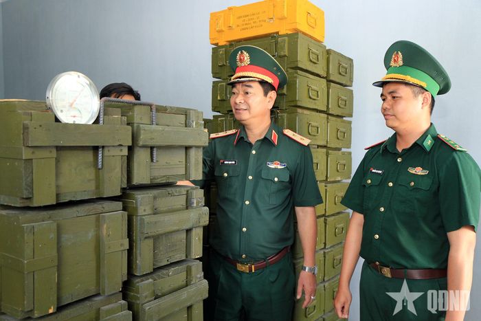 Trung tướng Trương Mạnh Dũng kiểm tra hệ thống sổ sách, kho tàng tại Đồn Biên phòng Cửa khẩu Quốc tế Mộc Bài.