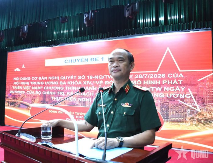 Thiếu tướng Nguyễn Quốc Duẩn, Chính ủy Binh chủng Đặc công quán triệt một số chuyên đề.