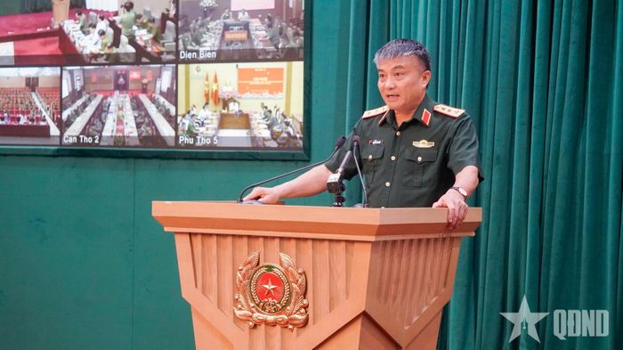Thượng tướng Nguyễn Văn Hiền, Ủy viên Trung ương Đảng, Thứ trưởng Bộ Quốc phòng tham luận tại hội nghị. Ảnh: PHÙNG ANH