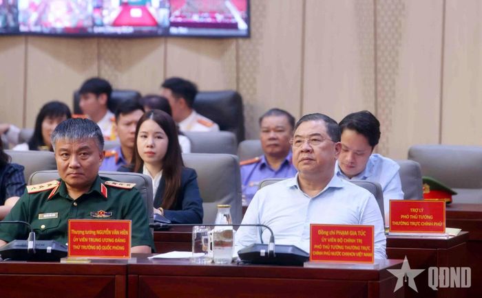 Phó thủ tướng Thường trực Chính phủ Phạm Gia Túc, Thượng tướng Nguyễn Văn Hiền và các đại biểu dự hội nghị. Ảnh: TRUNG KIÊN