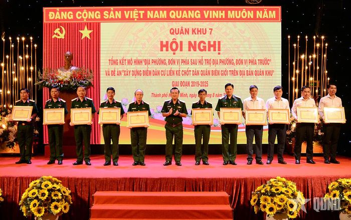  Lãnh đạo Quân khu 7 biểu dương, trao thưởng các tập thể, cá nhân có thành tích xuất sắc trong thực hiện Mô hình và Đề án giai đoạn 2019-2025. 