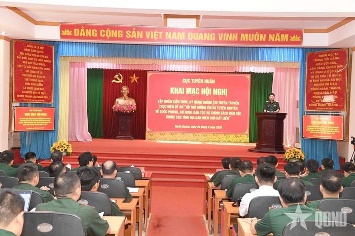 Các đại biểu và học viên dự khai mạc.