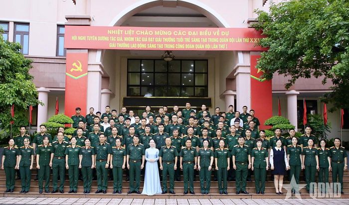 Các đại biểu dự hội nghị tuyên dương. 