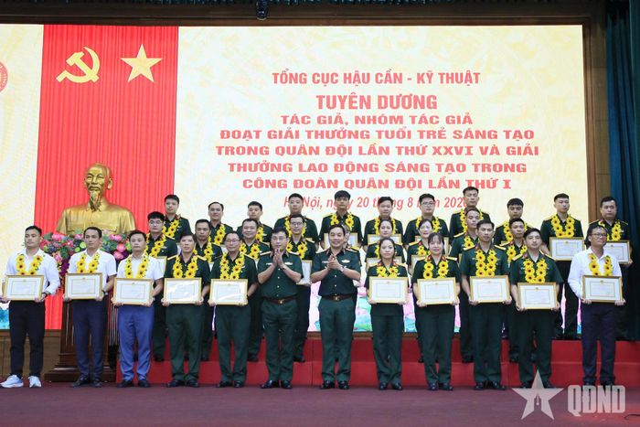 Lãnh đạo Tổng cục Hậu cần - Kỹ thuật trao thưởng các tập thể, cá nhân đạt thành tích xuất sắc trong tổ chức, tham gia các giải thưởng.