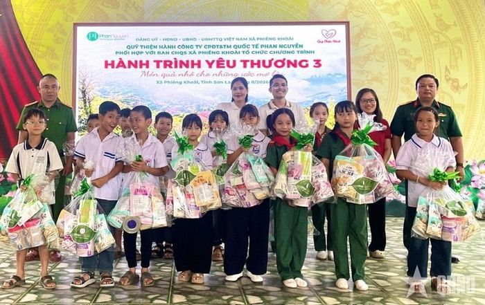  Ban CHQS xã Phiêng Khoài phối hợp trao 400 suất quà tặng học sinh Trường Tiểu học Kim Chung.  