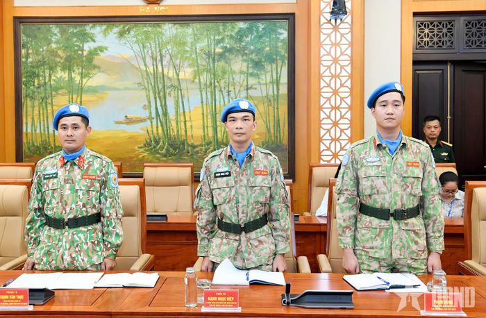 3 sĩ quan GGHB LHQ nghe đọc Quyết định của Chủ tịch nước.