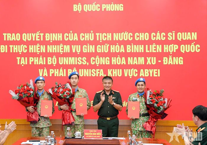 Thượng tướng Nguyễn Văn Hiền trao Quyết định của Chủ tịch nước cho 3 sĩ quan thực hiện nhiệm vụ gìn giữ hòa bình Liên hợp quốc.