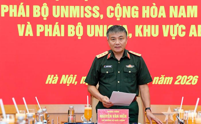 Thượng tướng Nguyễn Văn Hiền phát biểu giao nhiệm vụ cho các sĩ quan.