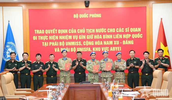 Thượng tướng Nguyễn Văn Hiền và các đại biểu cùng 3 sĩ quan tại buổi lễ.