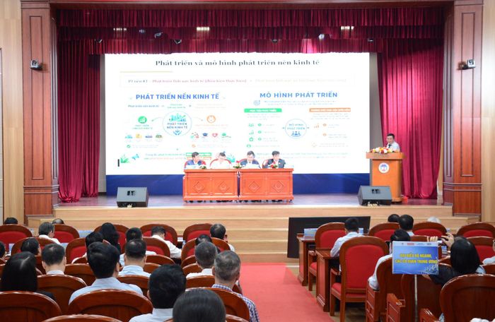 Quang cảnh hội thảo khoa học quốc gia về đổi mới mô hình phát triển của Việt Nam.