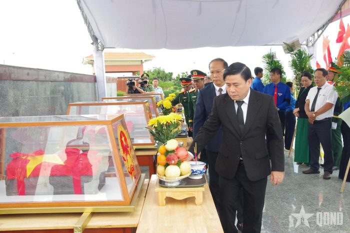   Lãnh đạo tỉnh Khánh Hòa viếng các liệt sĩ. 
