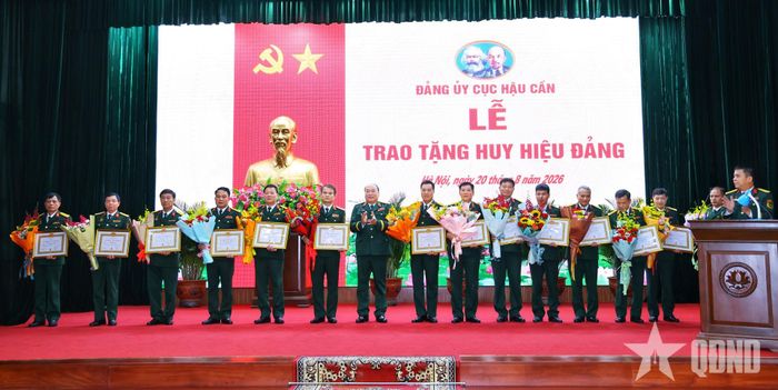  Trung tướng Lê Quang Đạo, Phó tổng Tham mưu trưởng gắn Huy hiệu và trao bằng chứng nhận 35 năm, 30 năm tuổi Đảng tặng các đồng chí thuộc Đảng bộ Cục Hậu cần, Bộ Tổng Tham mưu.  