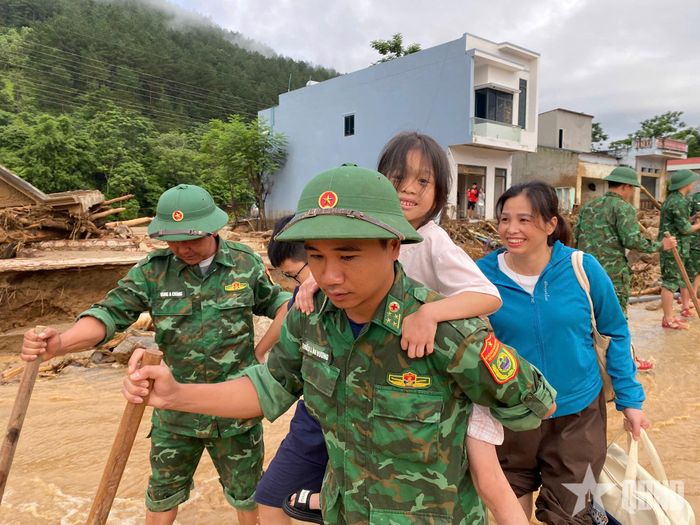 Các đơn vị Quân đội sẵn sàng các phương án ứng phó áp thấp nhiệt đới. Trong ảnh: Bộ đội Biên phòng tỉnh Lai Châu đưa người dân vùng lũ đến nơi an toàn. Ảnh: qdnd.vn