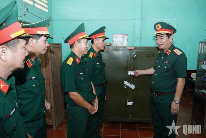  Trung tướng Trương Mạnh Dũng kiểm tra kho tàng, bảo quản vũ khí trang bị của Đoàn KT-QP 778.