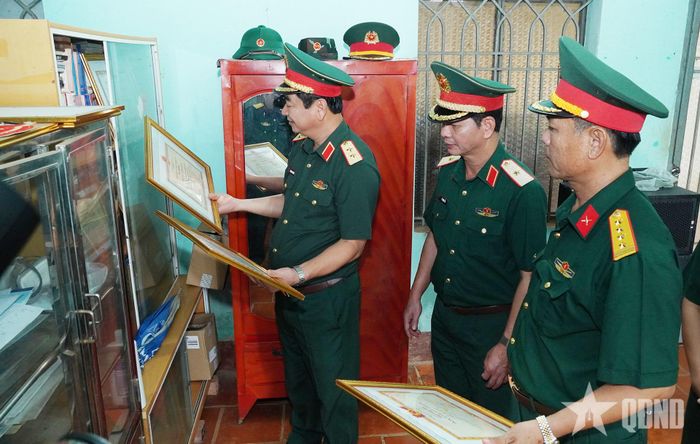  Đồng chí Trưởng đoàn công tác kiểm tra sắp xếp vật chất công tác Đảng, công tác chính trị.