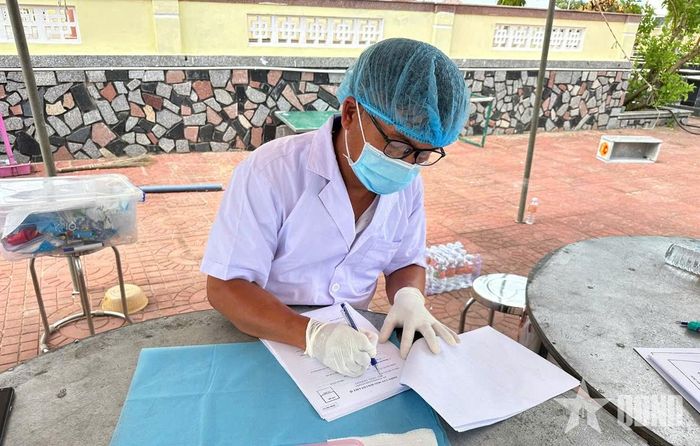 Lực lượng chức năng ghi chép thông tin về hài cốt liệt sĩ. 