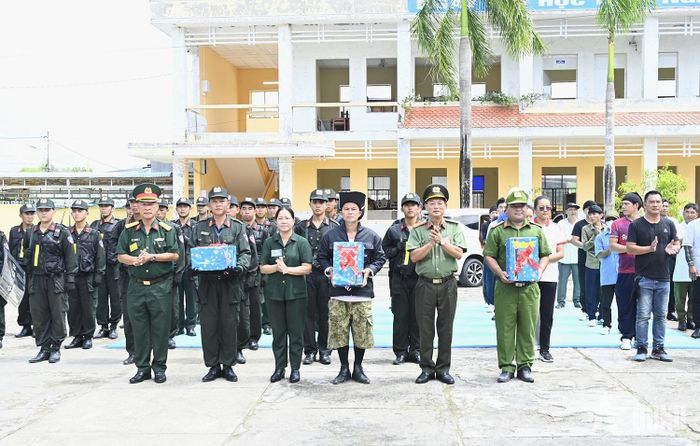 Lãnh đạo Công an tỉnh, thủ trưởng Bộ CHQS tỉnh và lãnh đạo xã Vĩnh Mỹ tặng quà động viên lực lượng tham gia thực binh.