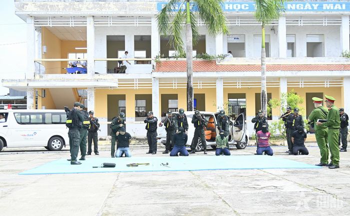 Thực hành tình huống A2 “Đánh bắt bọn bạo loạn có vũ trang giải thoát con tin” của Công an xã diễn ra thành công, đảm bảo an toàn người và vũ khí, trang bị.