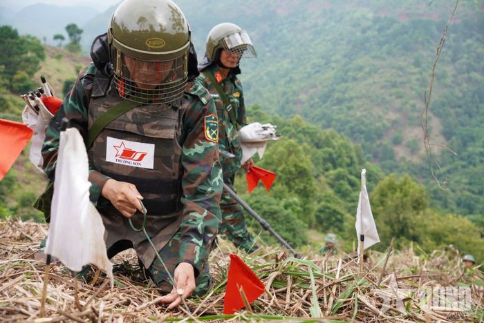 Kiểm tra thi công rà phá bom, mìn, vật nổ của lực lượng thuộc Tổng công ty xây dựng Trường Sơn (Binh đoàn 12).