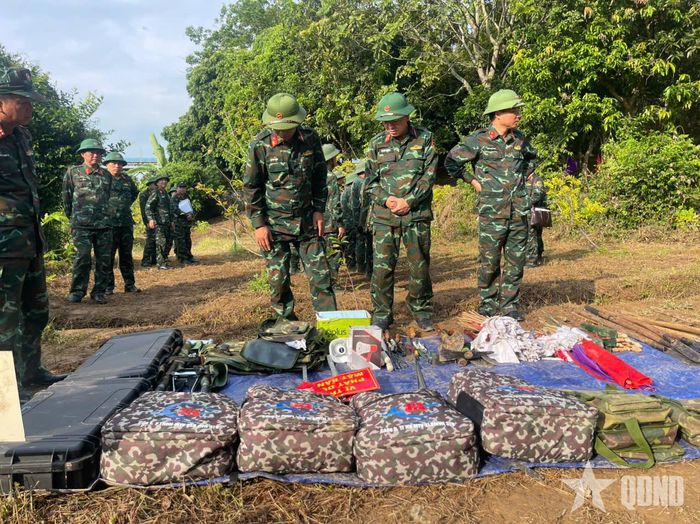 Kiểm tra trang thiết bị rà phá bom, mìn, vật nổ của lực lượng thi công thuộc Tổng Công ty 319 Bộ Quốc phòng.