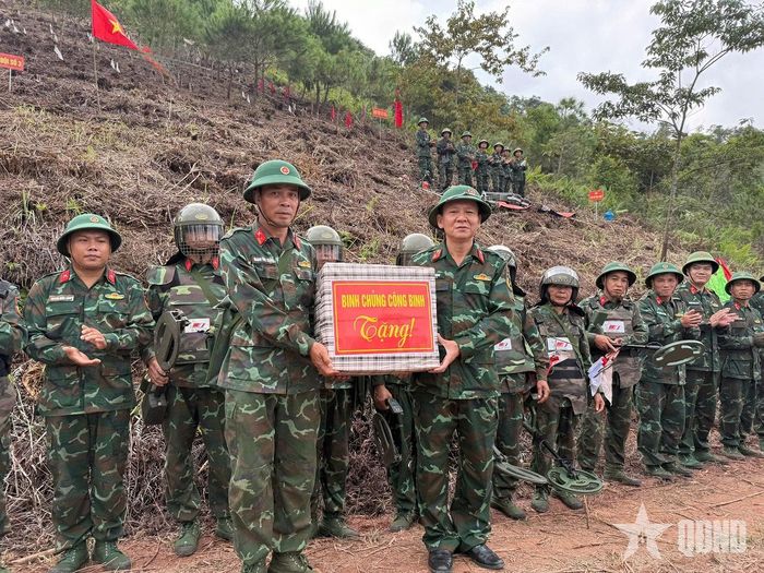  Đại tá Hà Huy Khánh tặng quà lực lượng thi công của Tổng công ty Xây dựng Trường Sơn (Binh đoàn 12).