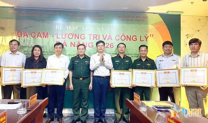  Ban tổ chức khen thưởng các tập thể, cá nhân có nhiều đóng góp tích cực tại Triển lãm và hỗ trợ các nạn nhân da cam/dioxin. 