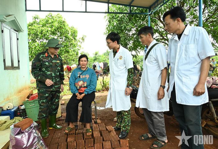 Lãnh đạo và đội ngũ y bác sĩ Đoàn Kinh tế - Quốc phòng 74 hỏi thăm, tư vấn sức khỏe cho người dân. 