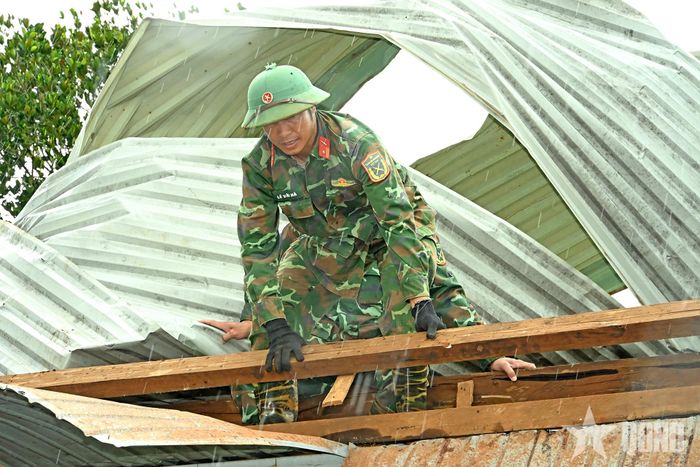 Cán bộ, chiến sĩ, người lao động Đoàn Kinh tế - Quốc phòng 74 và Đoàn Kinh tế - Quốc phòng 715 hỗ trợ nhân dân khắc phục hậu quả lốc xoáy. 