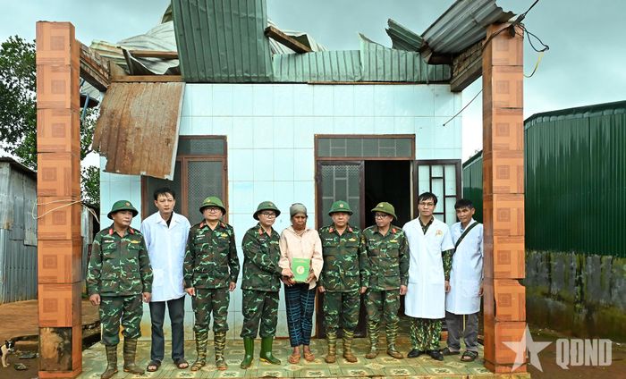 Đoàn Kinh tế - Quốc phòng 74 trao quà hỗ trợ người dân. 