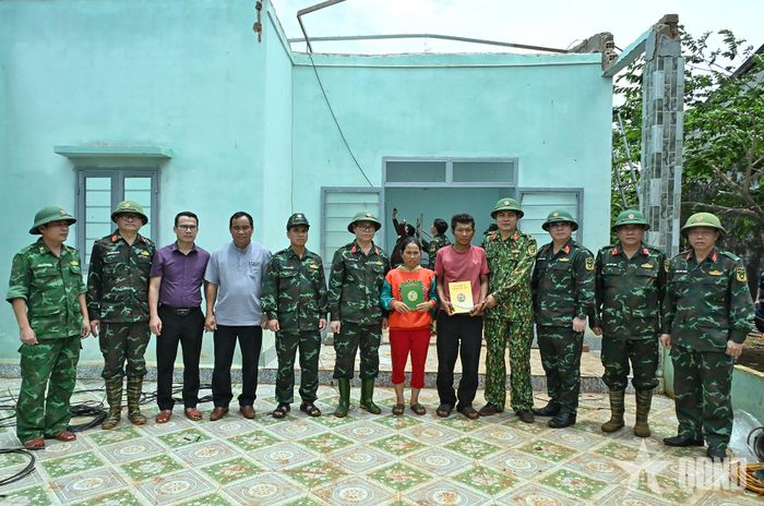Lãnh đạo các đơn vị và địa phương trao quà hỗ trợ người dân. 