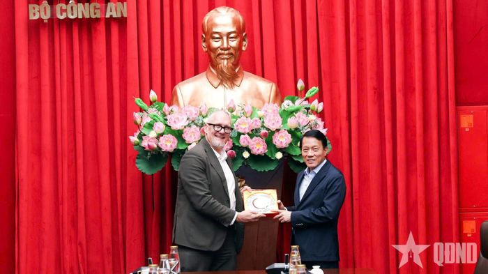 Đại tướng Lương Tam Quang tặng quà ông Jared Ragland.