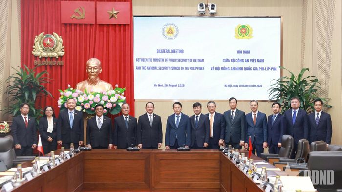 Hai bên chụp ảnh lưu niệm.