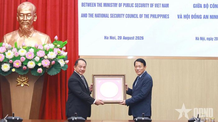   Đại tướng Lương Tam Quang, Ủy viên Bộ Chính trị, Bộ trưởng Bộ Công an trao quà tặng ông Eduardo S.L. Oban Jr., Cố vấn Hội đồng An ninh quốc gia Philippines. 