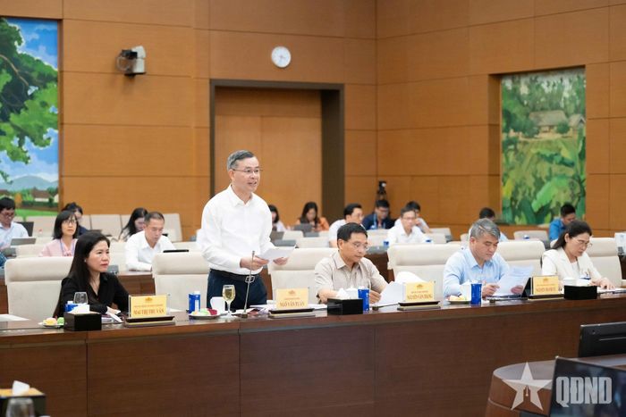 Bộ trưởng Bộ Tài chính Ngô Văn Tuấn báo cáo tại phiên họp.