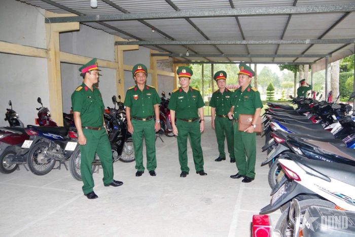  Đoàn công tác kiểm tra việc duy trì nền nếp chính quy tại nhà để xe mô tô cá nhân của quân nhân.