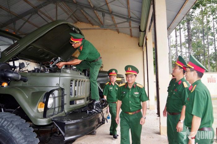 Đoàn công tác kiểm tra tình trạng kỹ thuật xe quân sự sẵn sàng chiến đấu của Sư đoàn 9.