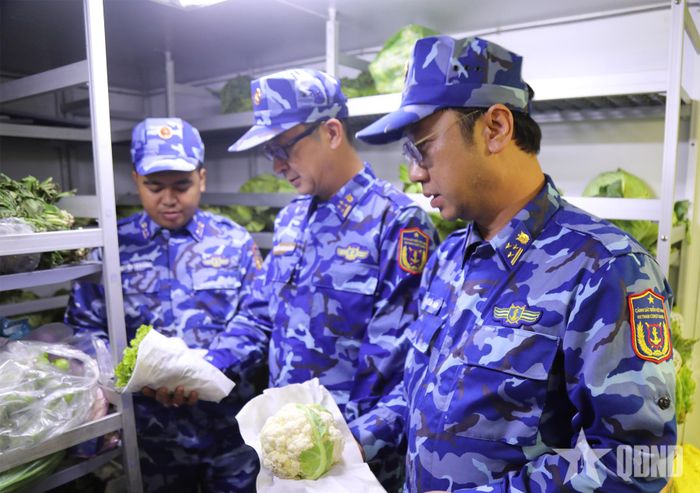 Hành trình dài ngày trên biển nhưng vẫn bảo đảm rau xanh cho bộ đội. 