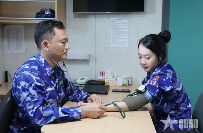 Kiểm tra sức khỏe hằng ngày cho quân nhân. 