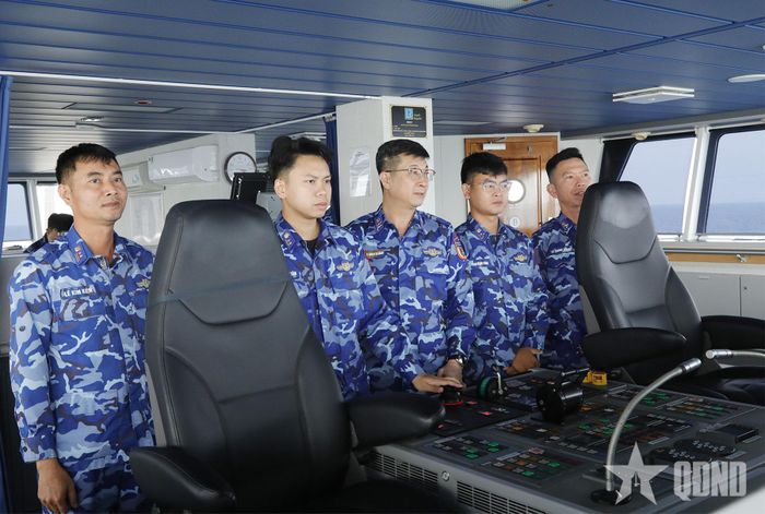 Kíp ban làm nhiệm vụ trên cabin. 