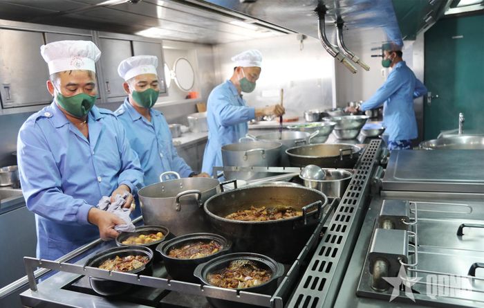 Trong điều kiện sóng to, nhân viên khắc phục khó khăn bảo đảm ăn uống đầy đủ, đúng giờ cho cán bộ, chiến sĩ. 