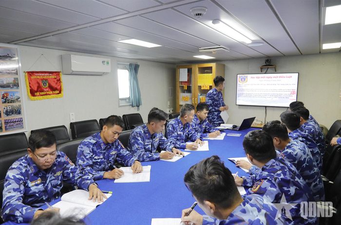 "Mỗi ngày học một điều luật", "Ngày này Bác dạy năm xưa" được thực hiện nghiêm túc. 
