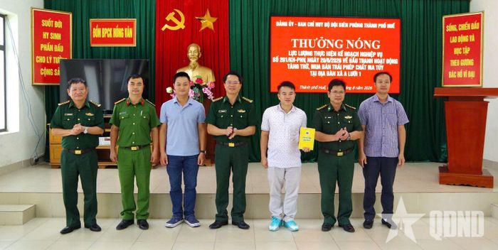 Đại tá Đặng Ngọc Hiệu, Bí thư Đảng ủy, Chính ủy Ban chỉ huy Bộ đội Biên phòng TP Huế trao thưởng nóng cho các lực lượng.